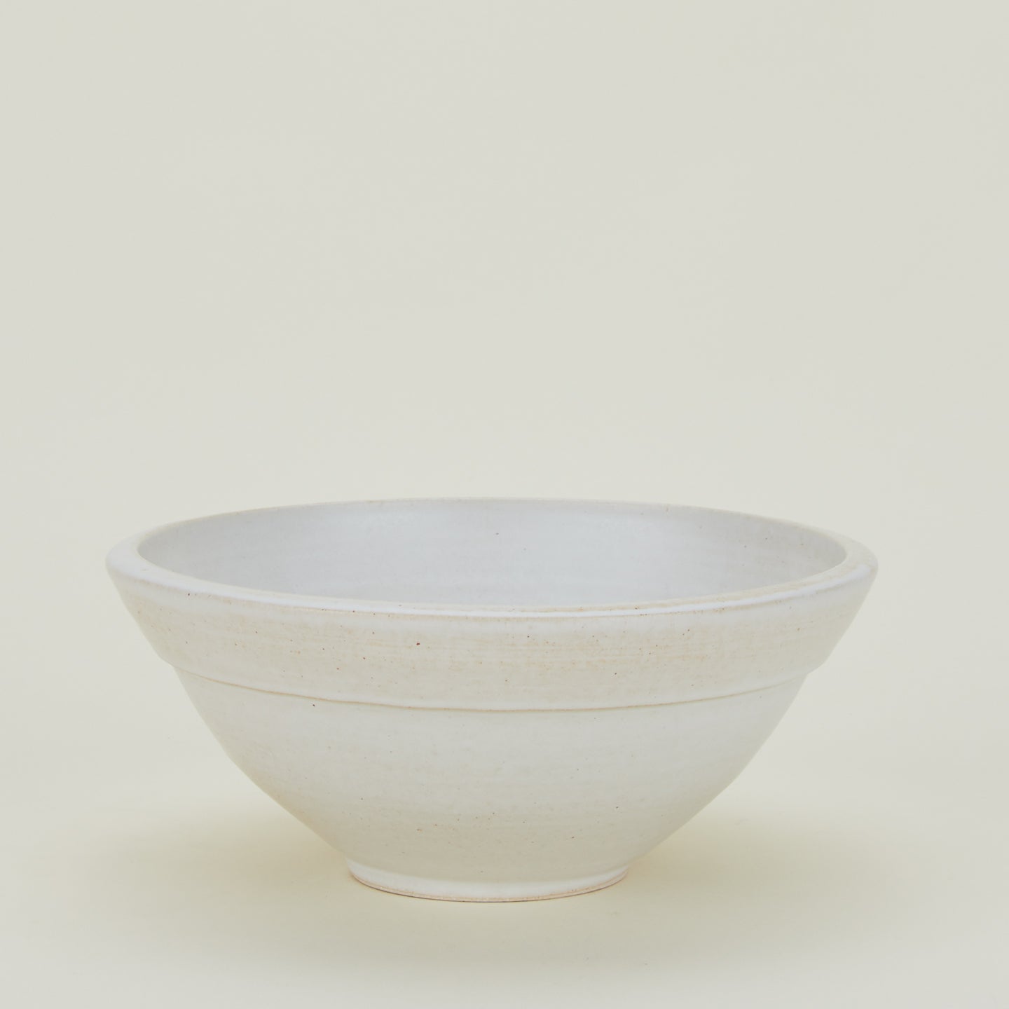 Stoneware Serving Bowl in Eggshell.