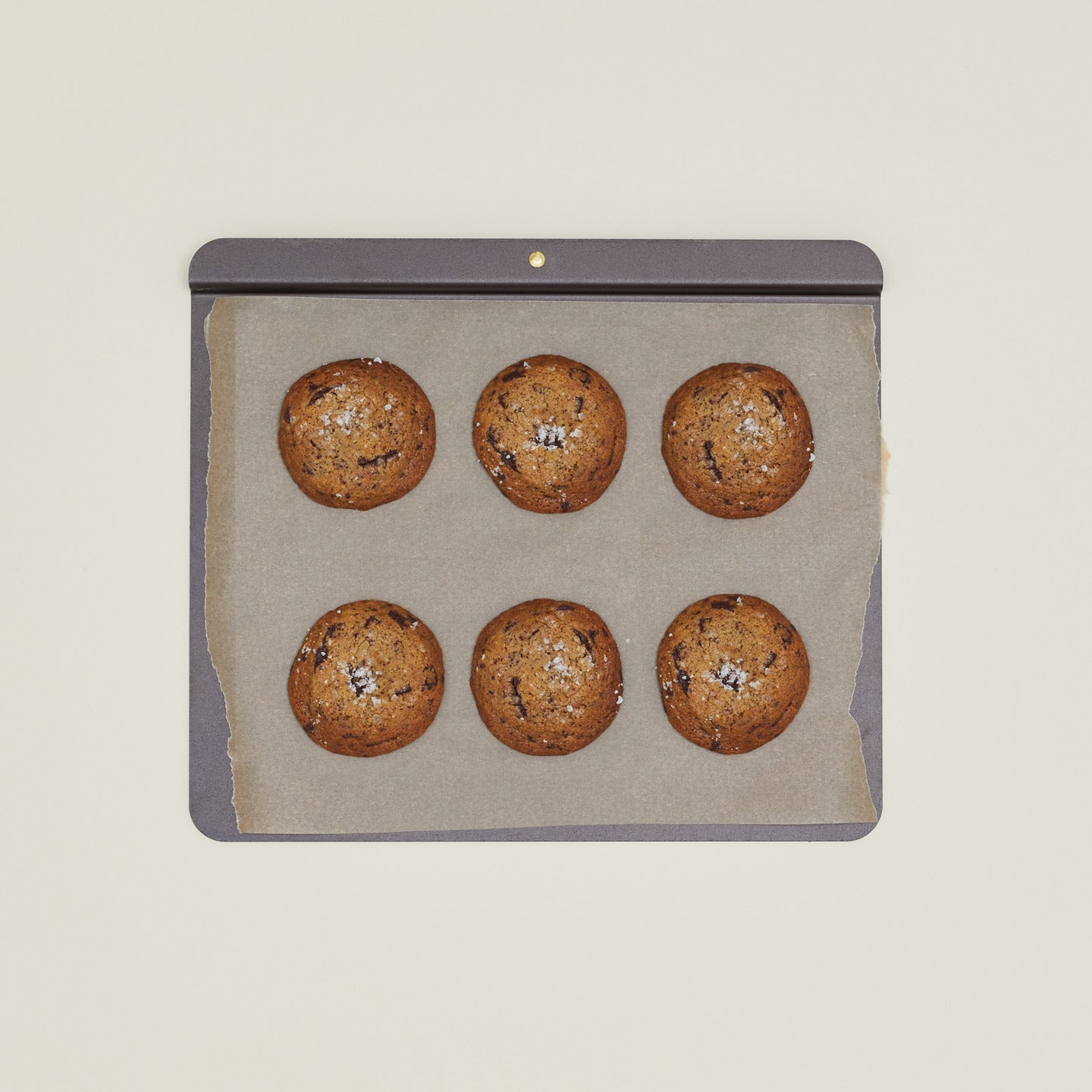 Baking tray with parchment paper and cookies