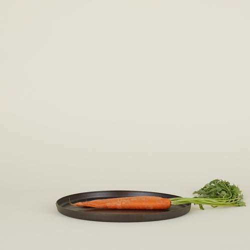 Spun iron round baking tray with carrots