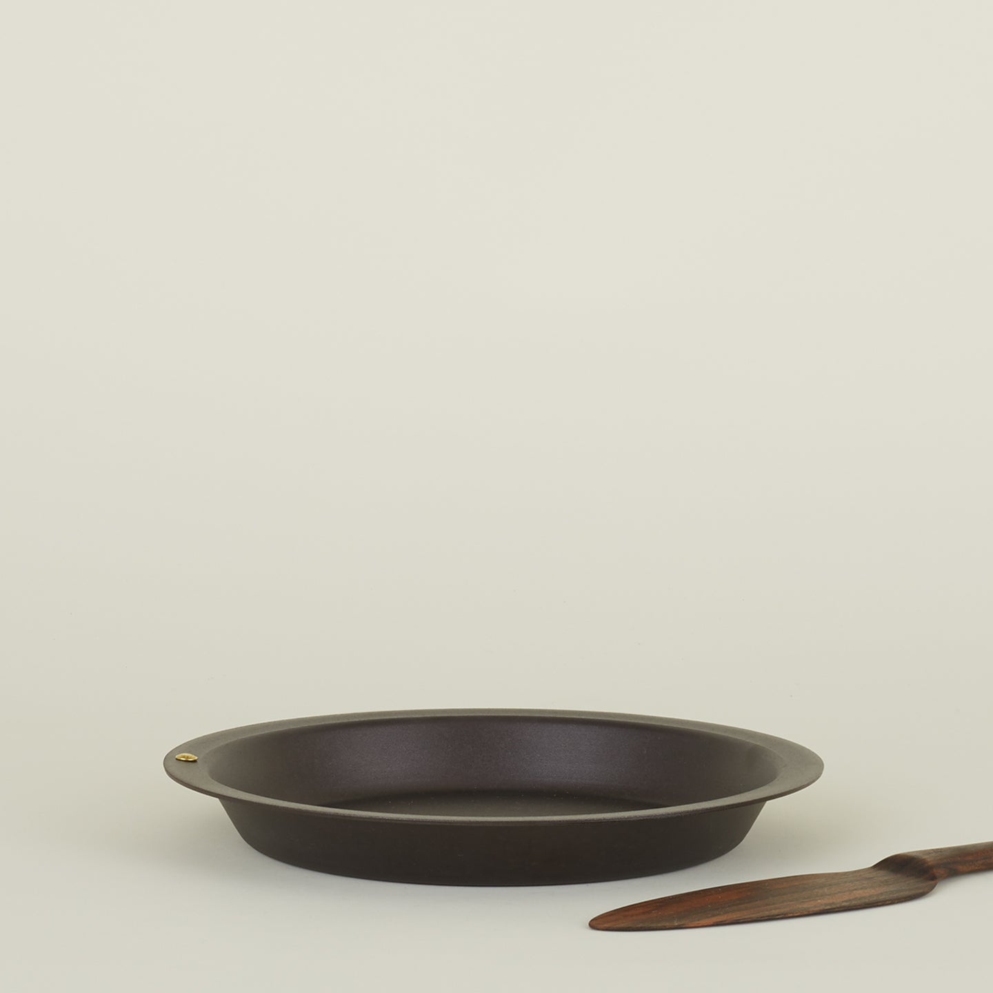 Spun iron pie dish with pie server