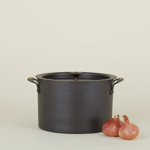 Spun iron sauce pot with onions