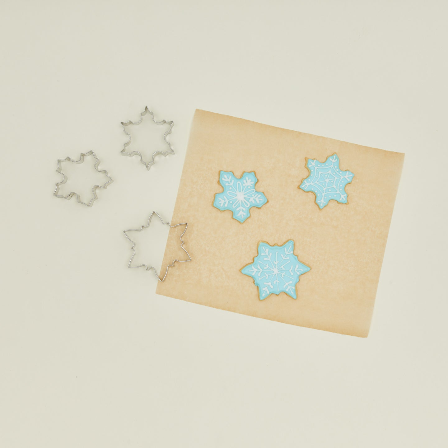 Snowflake cookie cutter set with cookies