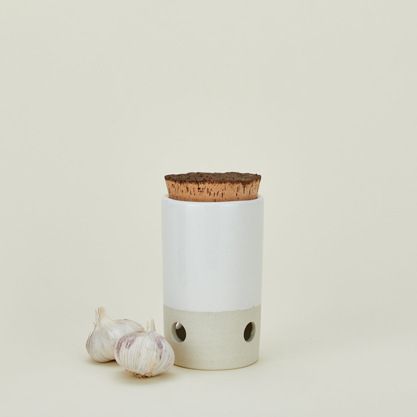 Atelier Trema garlic keeper with cork lid and cloves of garlic