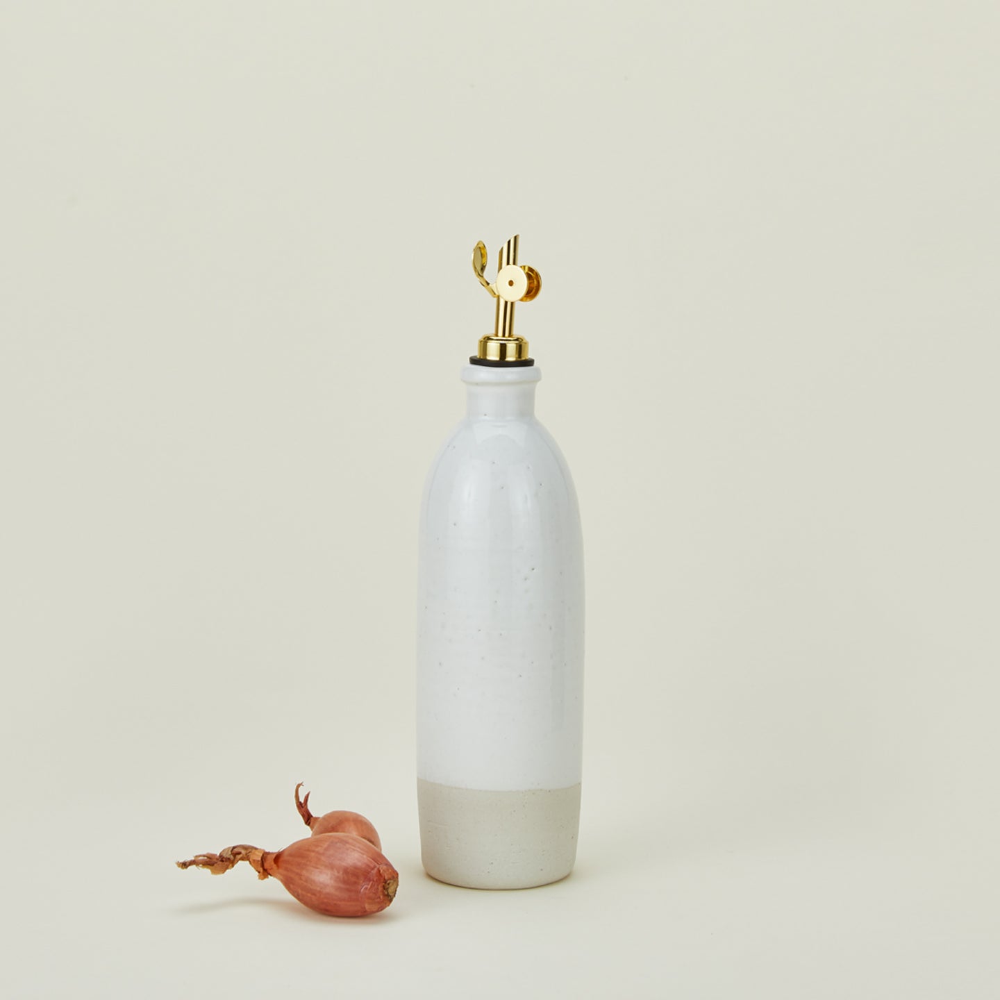 Atelier Trema oil dispenser with shallots