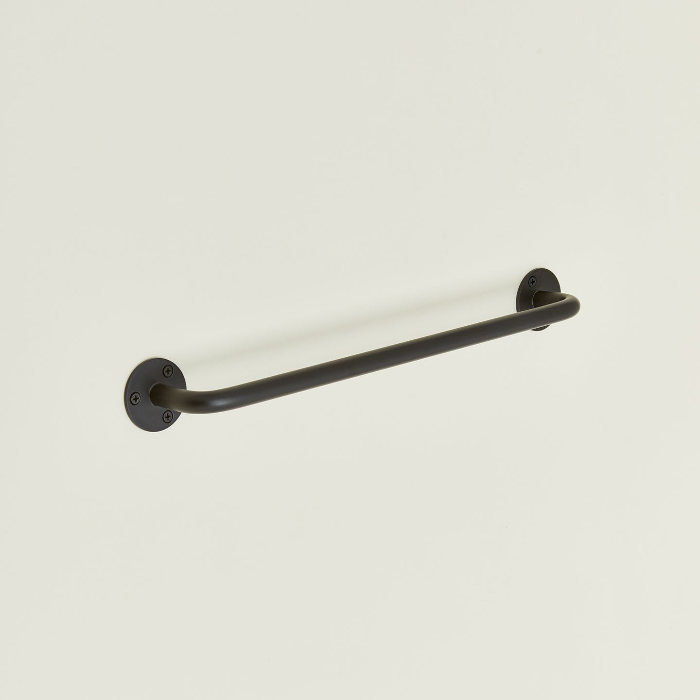 Small towel bar in Black.