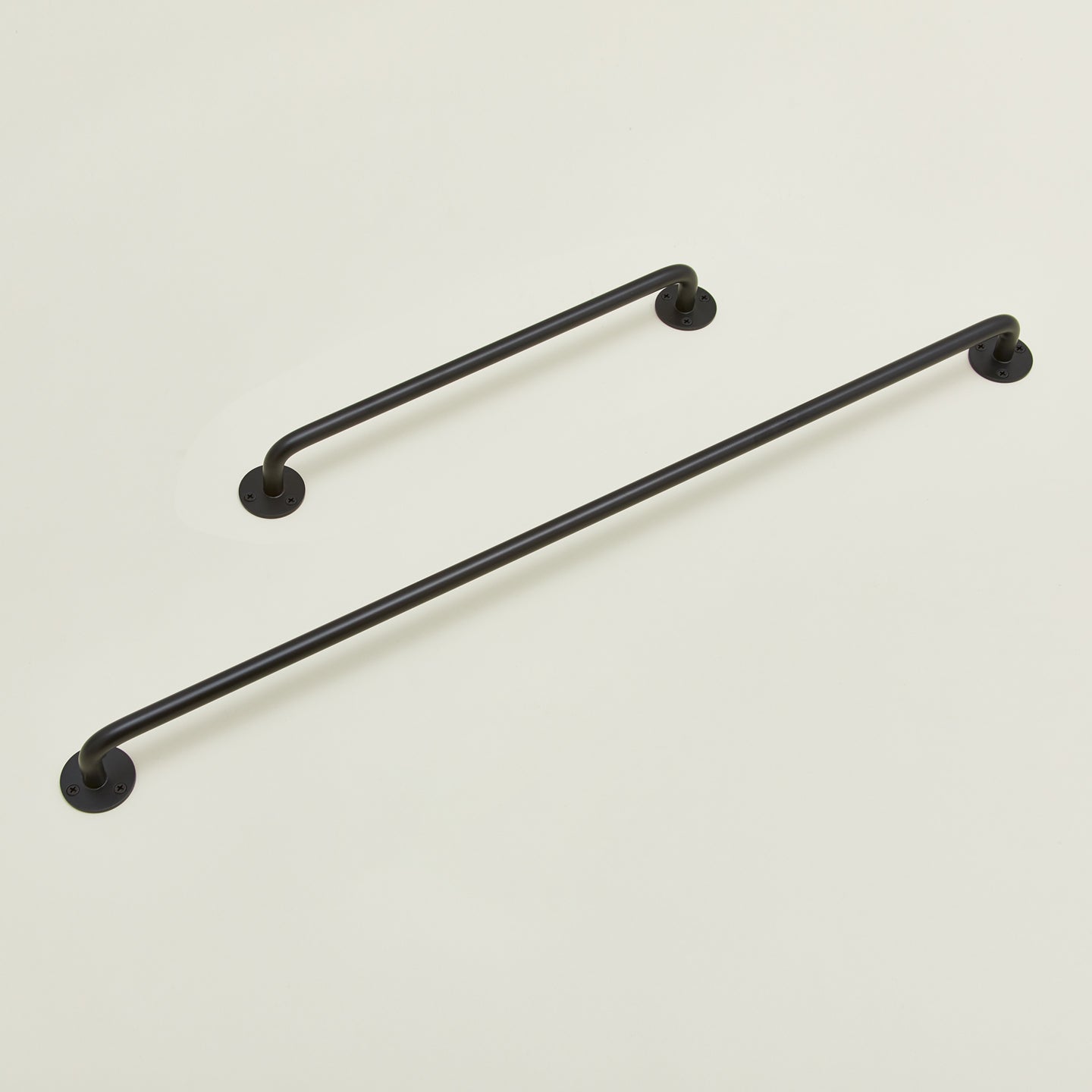 Small and large towel bar in Black.