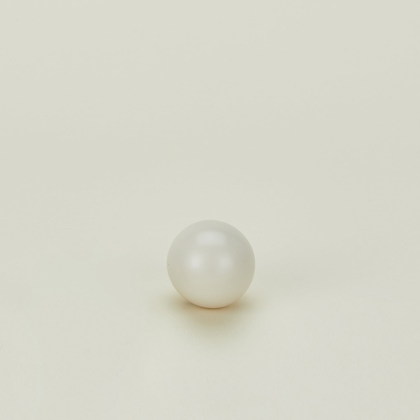 Large sphere knob in Ivory.