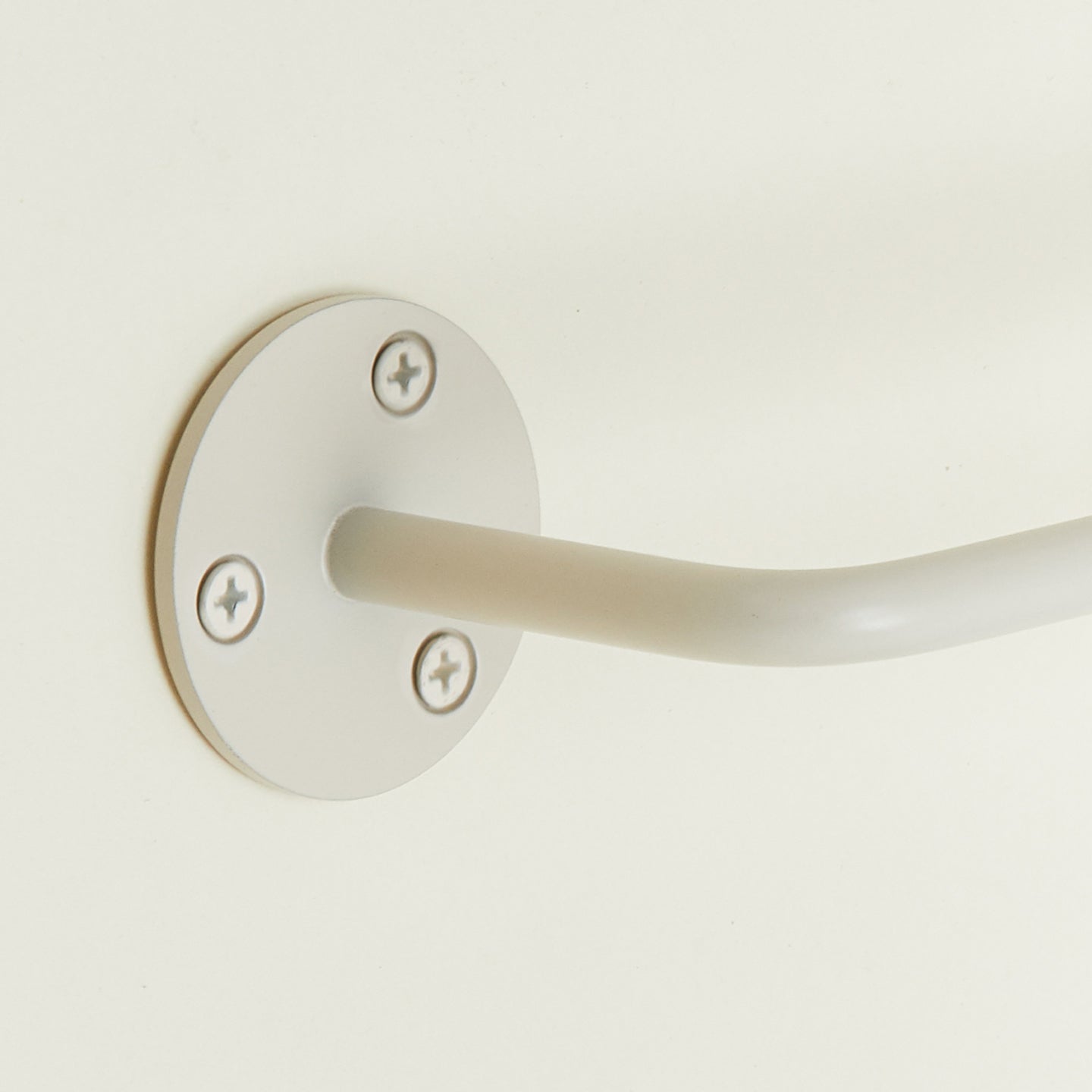 Close up of toilet paper holder in Ivory.