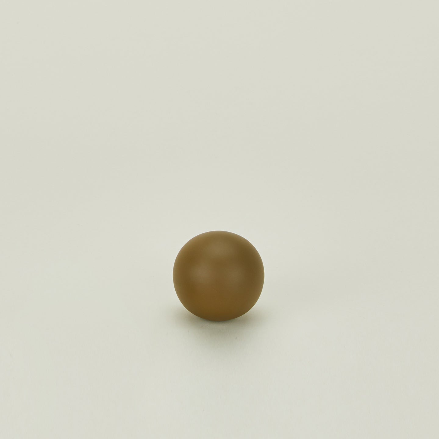 Large sphere knob in Olive.