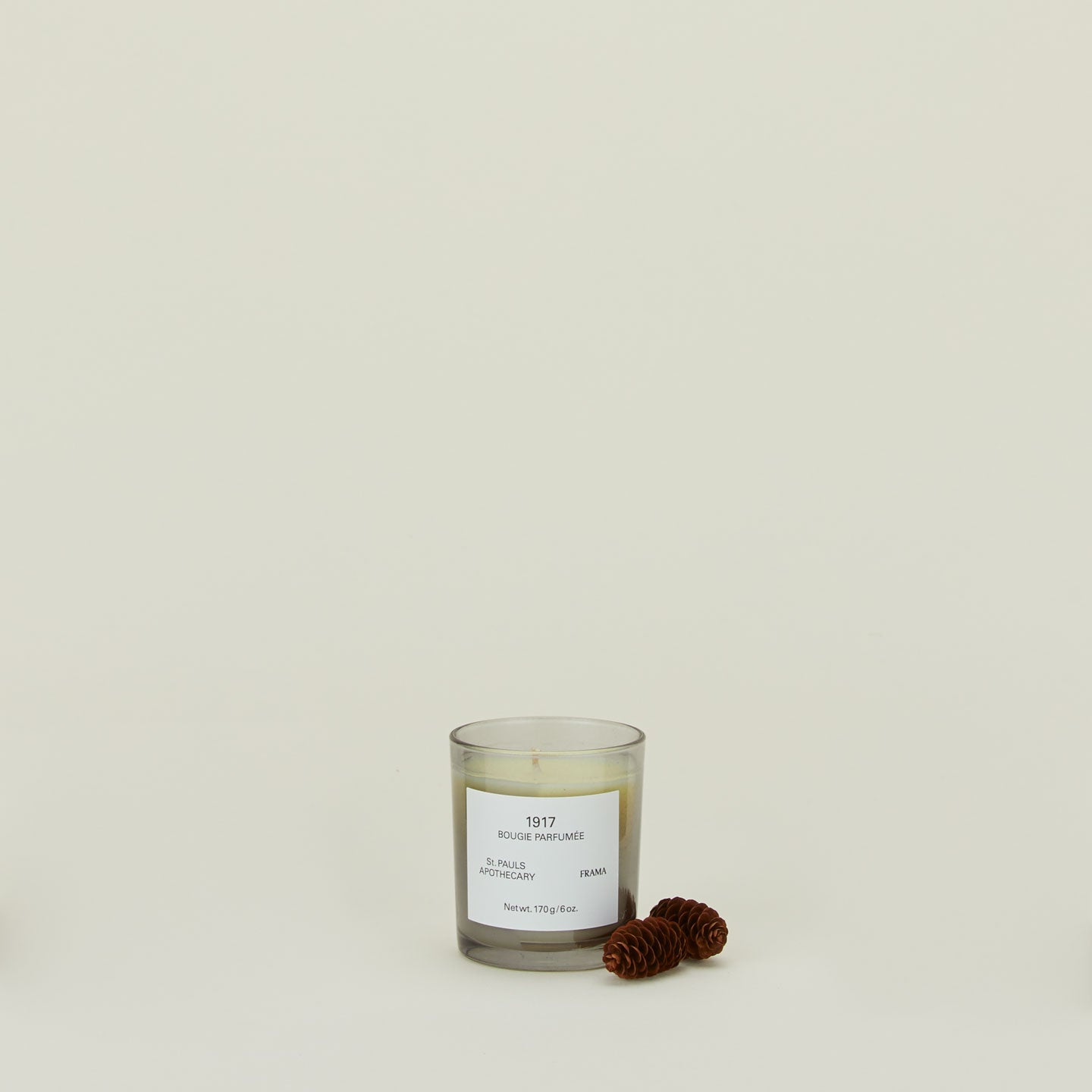 A wax candle with the scent 1917, with dried florals.