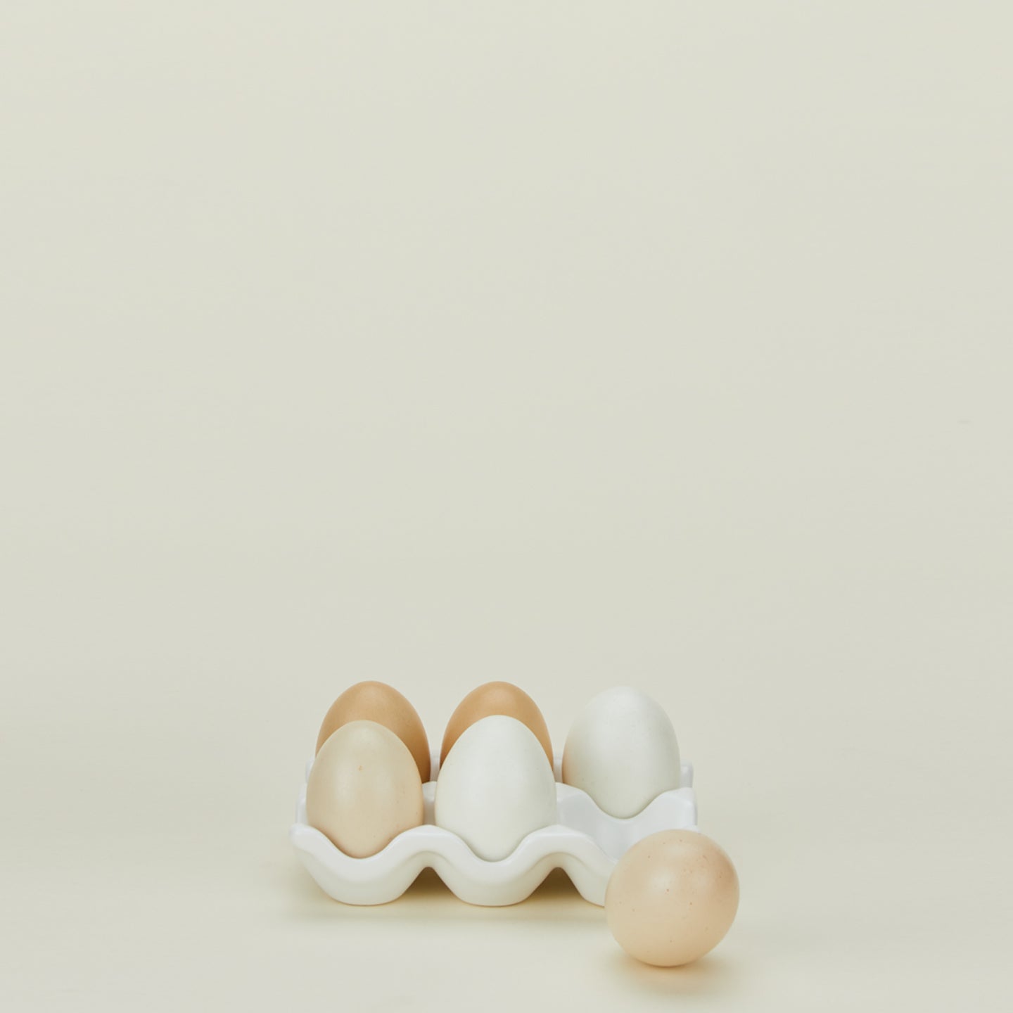 Ceramic half dozen egg holder in white with eggs