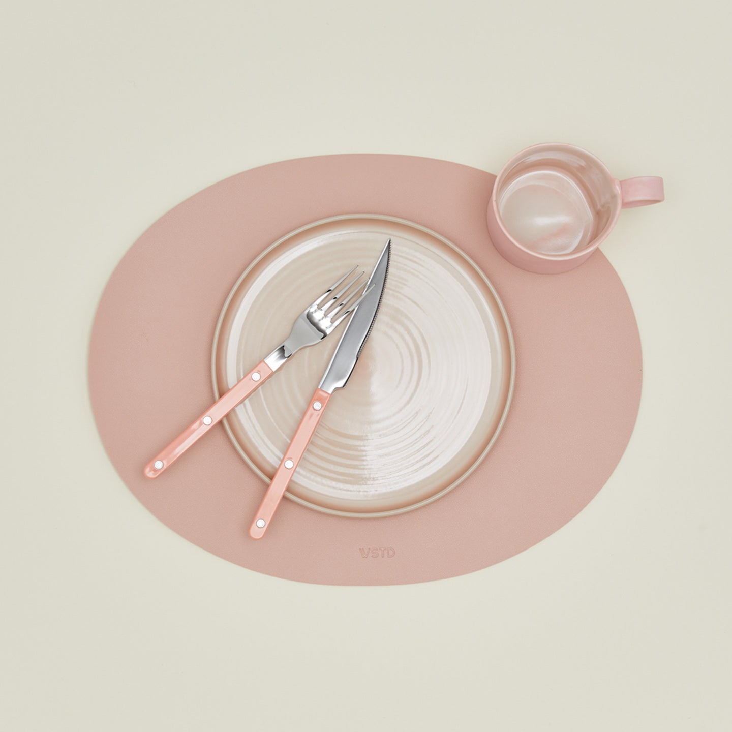 Illo placemat in blush with blush placesetting