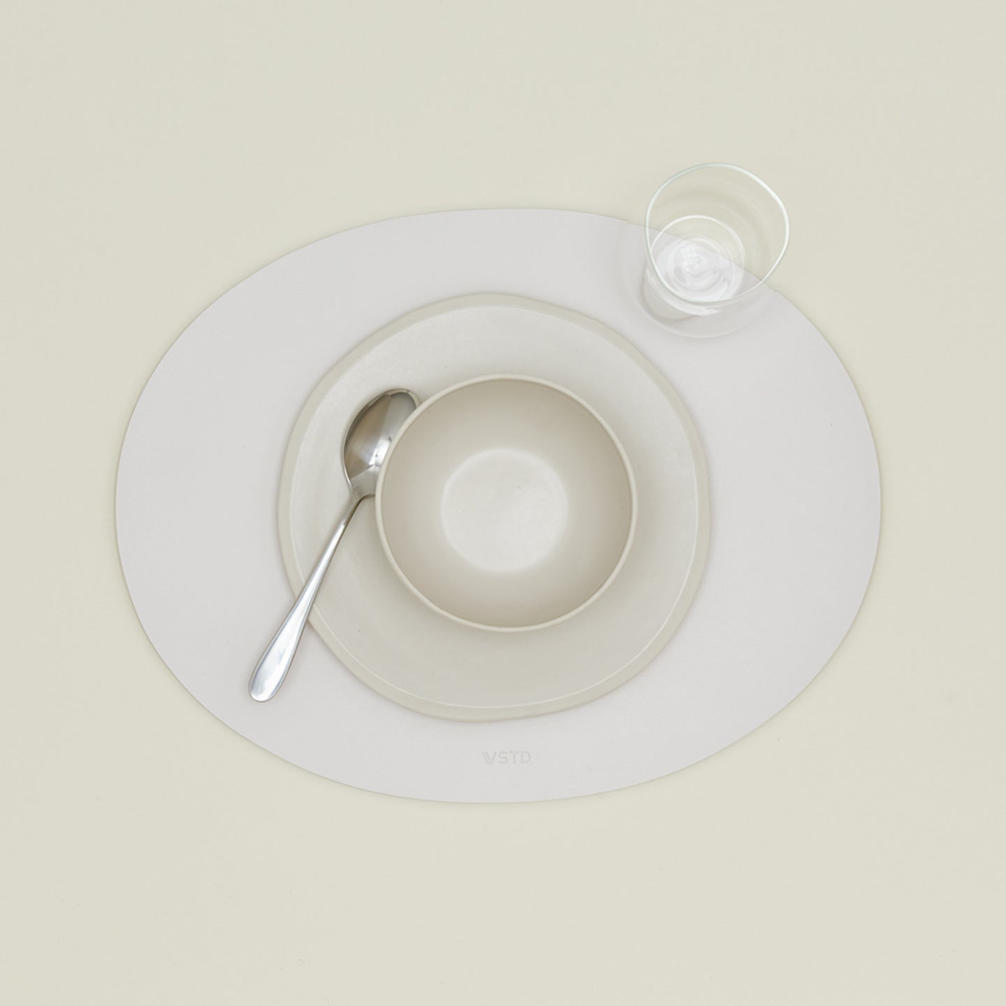 Illo placemat in cream with place setting