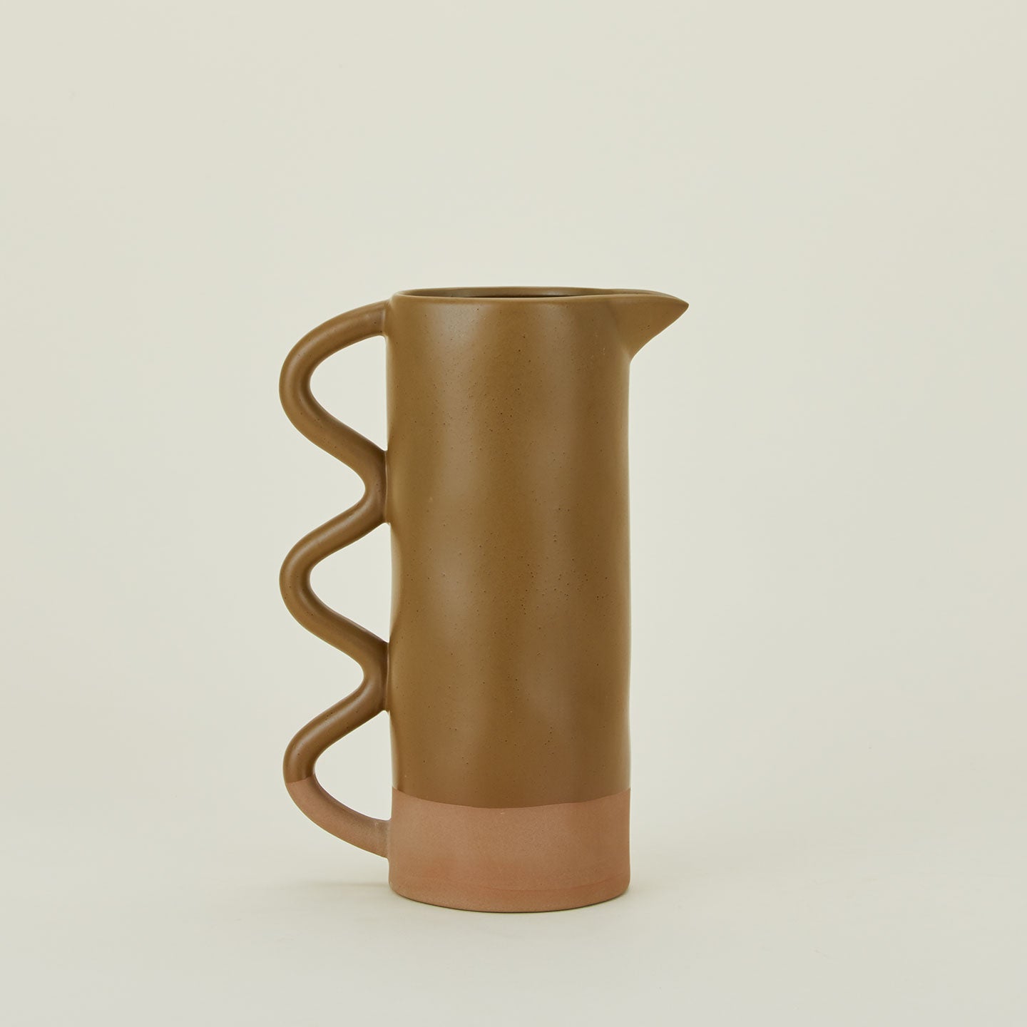 Stoneware pitcher with wavy handle in bronze.