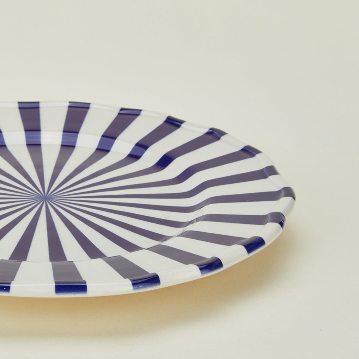 Detailed view of Maison Madison starburst dinner plate