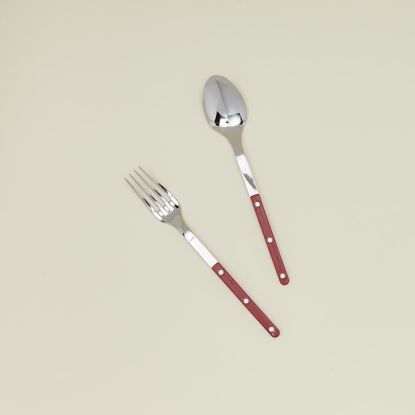 Bistrot Serving Set in burgundy.