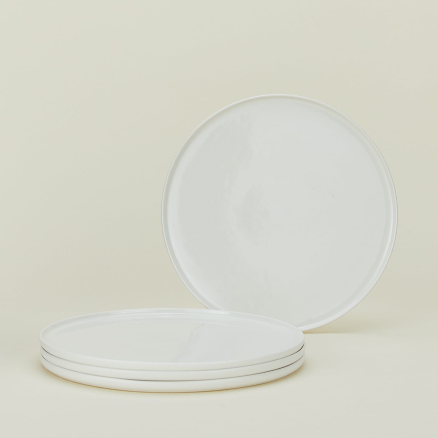 Set of 4 simple porcelain dinner plate in white.