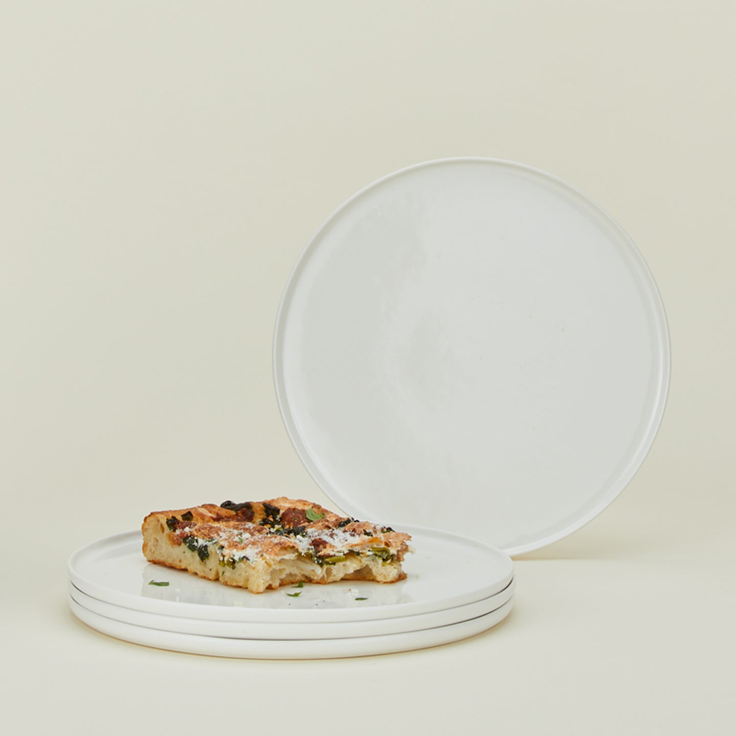 Set of 4 simple porcelain dinnerplate in white with focaccia.