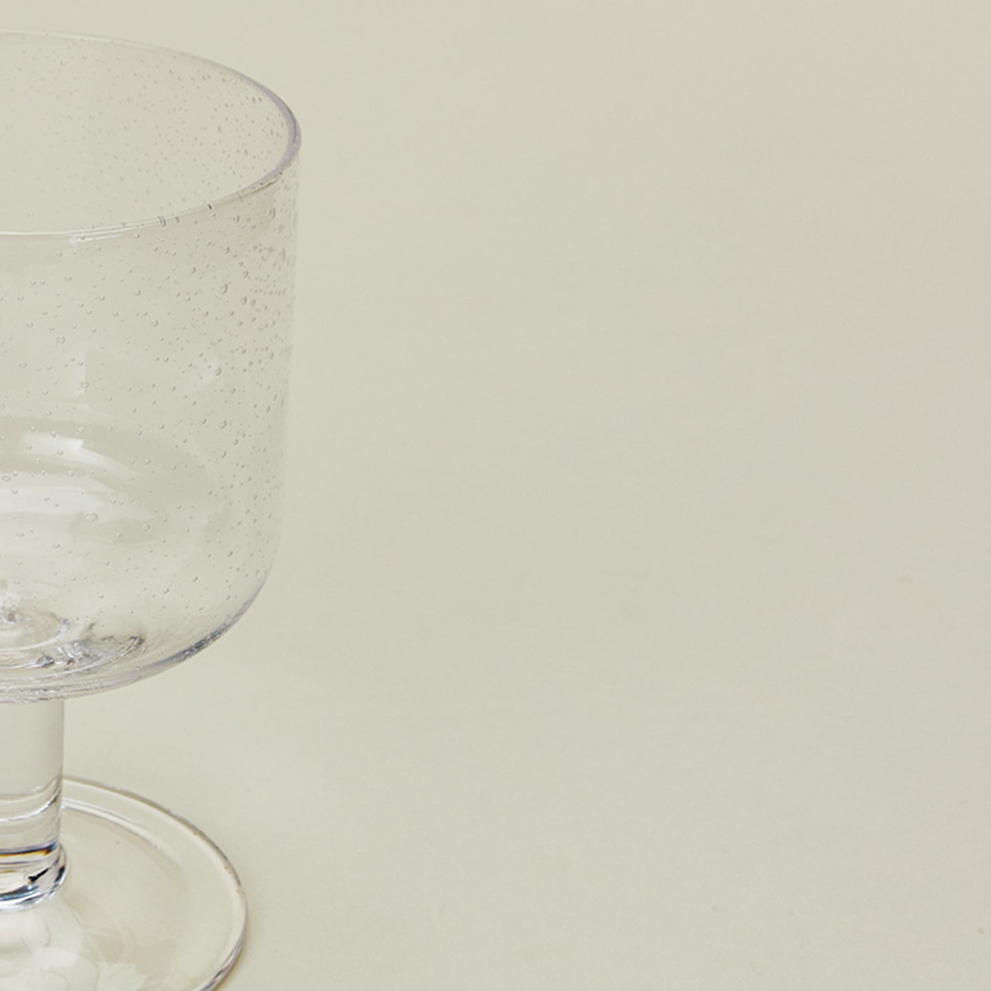 Detailed Simple seeded glassware in clear.