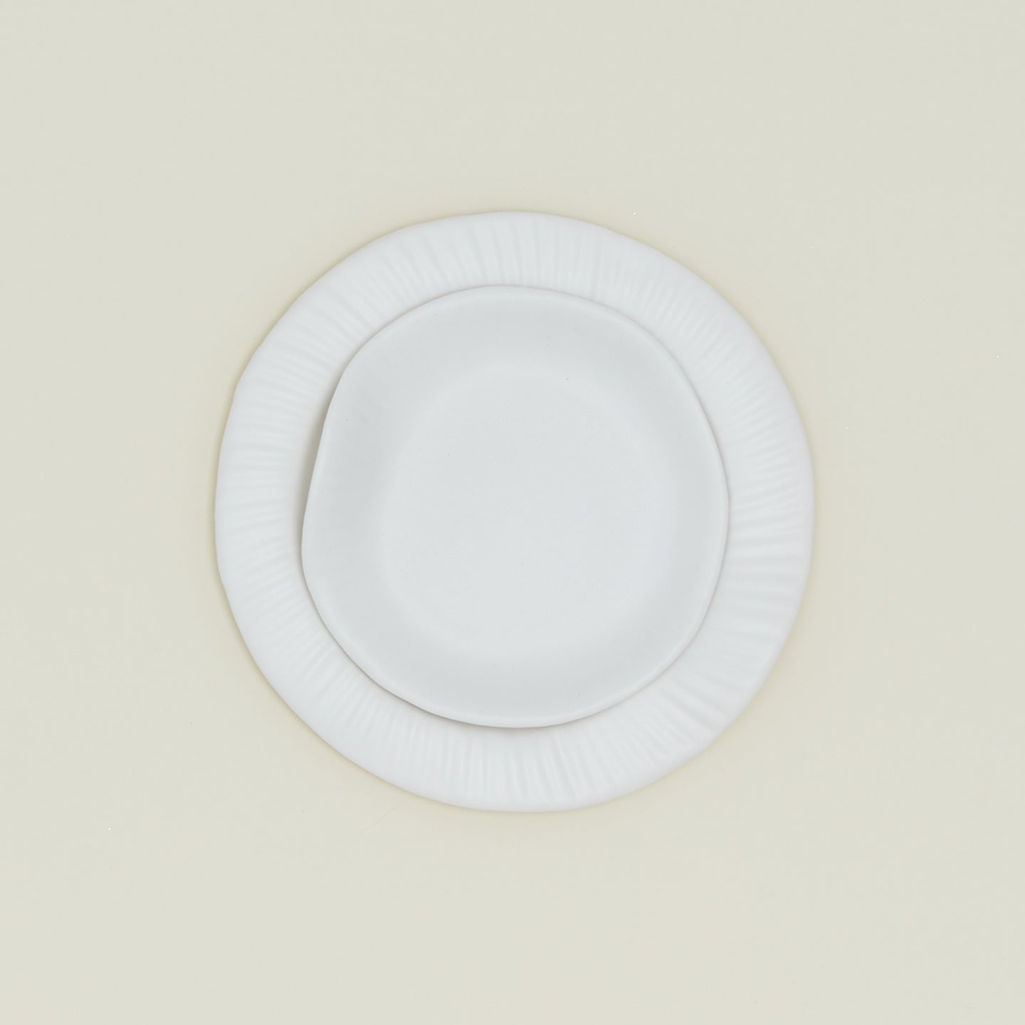 Two Porcelain Paper Plates in various sizes stacked.