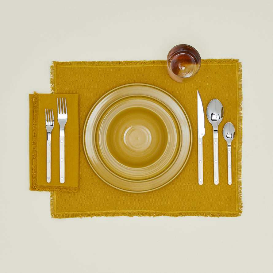 Placesetting with Bistrot Flatware in Ivory.